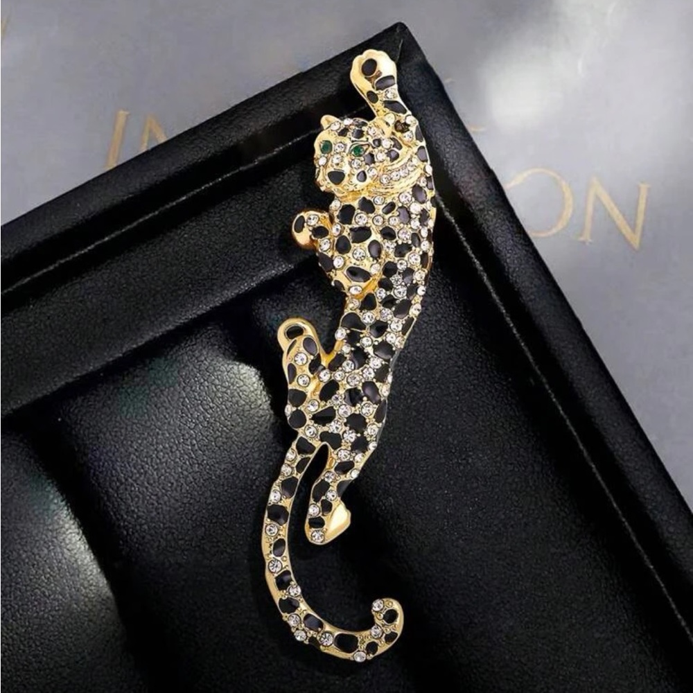 Luxe vintage leopard design rhinestone brooch